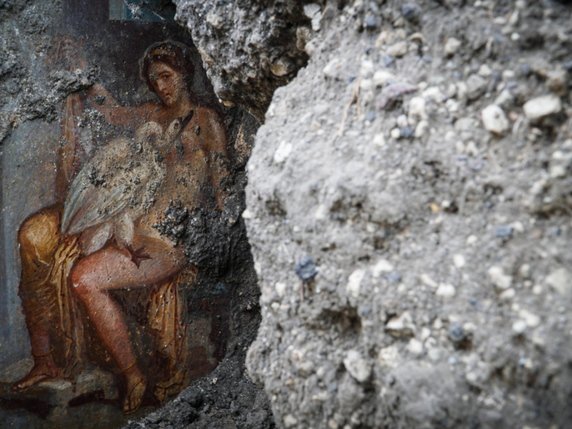 Une nouvelle fresque érotique découverte à Pompéi dépeint les ébats torrides de la reine de Sparte Léda avec Zeus, qui s'est transformé en cygne pour l'occasion. © KEYSTONE/EPA ANSA/CESARE ABBATE