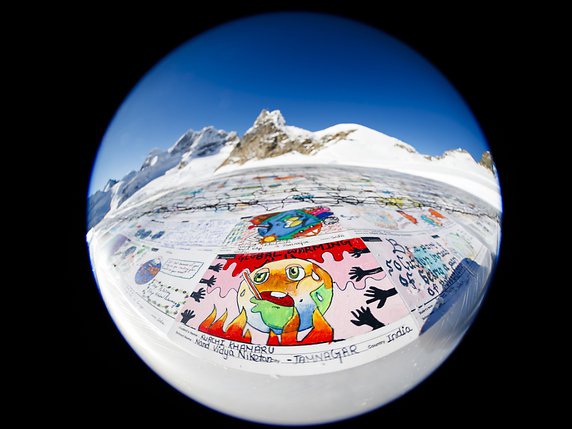 Le sommet virtuel veut encourager la communauté internationale à limiter le réchauffement à 1,5 degré. Il sera ouvert à la visite à compter de 21h00 mercredi en Suisse à l'adresse: www.virtualclimatesummit.org (image symbolique). © KEYSTONE/VALENTIN FLAURAUD