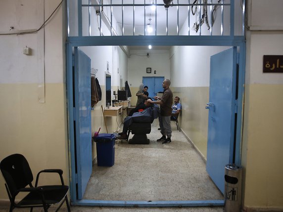 De nombreux djihadistes de l'EI sont détenus dans des prisons tenues par des Kurdes syriens (archives). © KEYSTONE/AP/Hussein Malla