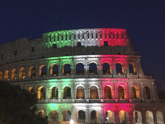 Le Colisée de Rome a rouvert lundi, après trois mois de fermeture. Dimanche soir, il a été illuminé aux couleurs du drapeau italien. © KEYSTONE/AP/Fabio Polimeni