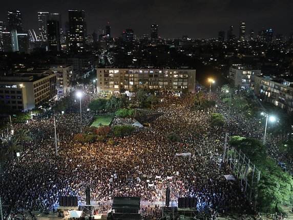 Des milliers de personnes se sont rassemblées à Tel-Aviv pour protester contre la gestion de la pandémie de Covid-19. © KEYSTONE/EPA/ABIR SULTAN