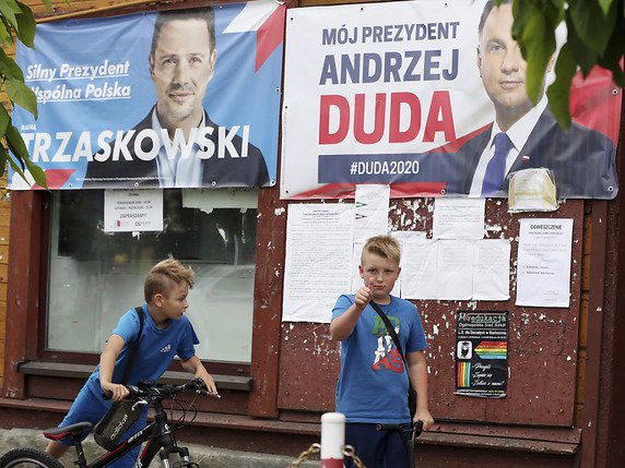 La Pologne vote pour un président: les deux candidats ont des visions différentes de l'avenir du pays. © KEYSTONE/AP/Czarek Sokolowski