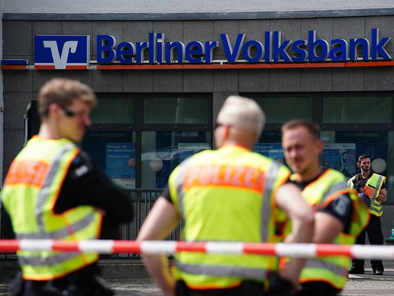Des coups de feu ont été tirés après que des hommes aient tenté de forcer, à l'aide de leur voiture, l'entrée d'une succursale bancaire située à Wilmersdorf, un quartier chic de l'ouest berlinois. © KEYSTONE/EPA/CLEMENS BILAN