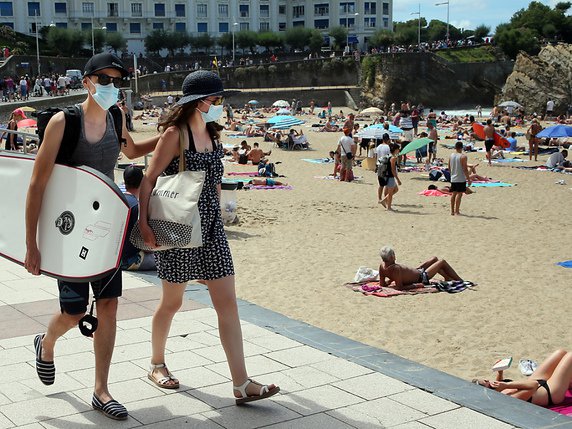 Depuis lundi, le masque est obligatoire en extérieur dans de nombreuses villes françaises comme ici à Biarritz. © KEYSTONE/AP/Bob Edme