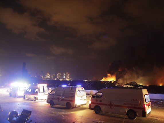 Le secteur du port de Beyrouth a été bouclé par les forces de sécurité, qui ne laissent passer que la défense civile, les ambulances aux sirènes hurlantes et pompiers. © KEYSTONE/AP/Hassan Ammar