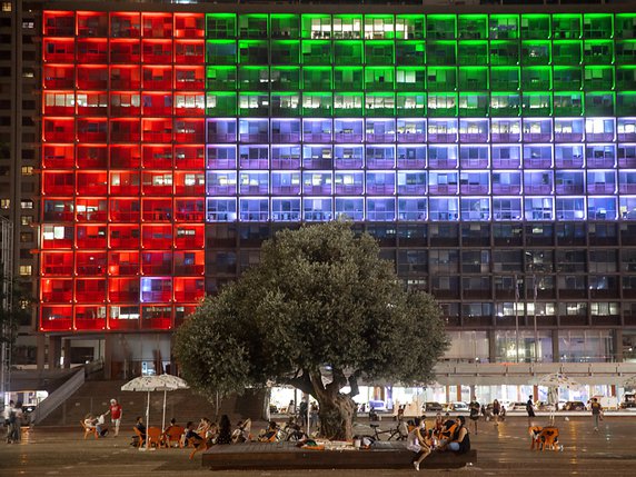 La mairie de Tel Aviv s'illumine aux couleurs des Emirats arabes unis à l'occasion de la normalisation des relations. © KEYSTONE/AP/Oded Balilty
