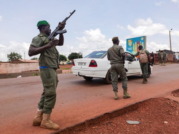 Des militaires en colère ont pris les armes au camp de Kati, près de Bamako. © KEYSTONE/AP/Mohamed Salaha