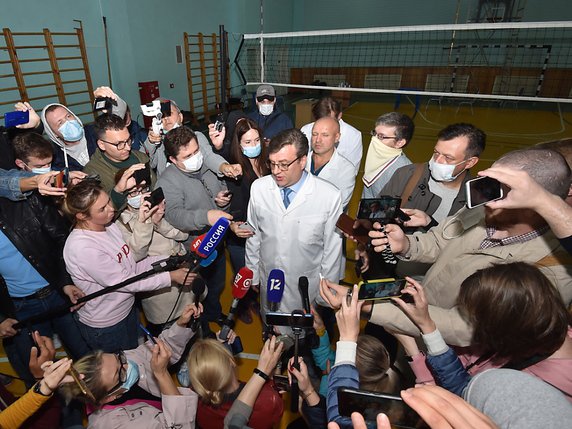 Les médecins "ne croient pas que Navalny ait souffert d'un emposionnement". © KEYSTONE/EPA/MAXIM KARMAYEV