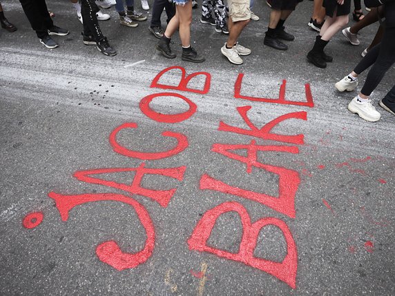 L'apparente bavure commise contre Jacob Blake a provoqué des manifestations aux Etats-Unis. © KEYSTONE/EPA/JUSTIN LANE