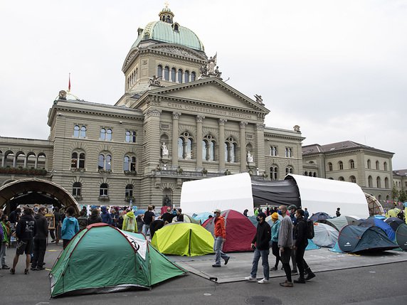 Des militants écologistes ont installé le 21 septembre des tentes sur la Place fédérale, pour donner le coup d'envoi de la semaine "Debout pour le changement". © KEYSTONE/PETER SCHNEIDER