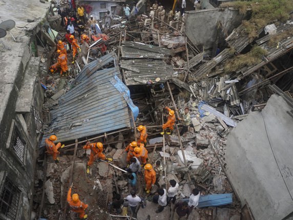 Un immeuble s'est effondré lundi en Inde, faisant au moins 26 morts. © KEYSTONE/AP/Praful Gangurde