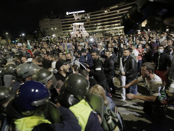 Des accrochages ont eu lieu entre la police, qui protégeait le bâtiment historique du parlement, et les manifestants. © KEYSTONE/AP/Valentina Petrova