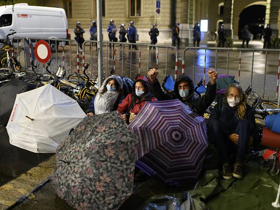 Certains manifestants étaient attachés entre eux et à des vélos. © KEYSTONE/ANTHONY ANEX