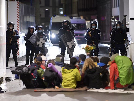 La police est intervenue au milieu de la nuit pour évacuer la Place fédérale. © KEYSTONE/ANTHONY ANEX