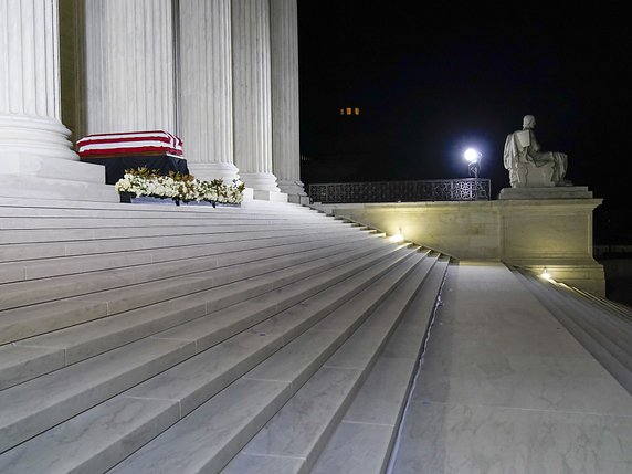Donald Trump s'est recueilli devant le cercueil de Ruth Bader Ginsburg, qui se trouve pendant deux jours devant la Cour suprême. © KEYSTONE/EPA/Andrew Harnik / POOL