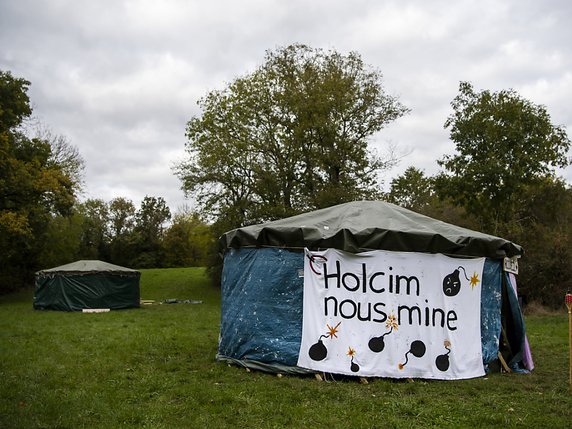 Le groupe de militants a monté des yourtes sur le terrain. © KEYSTONE/JEAN-CHRISTOPHE BOTT