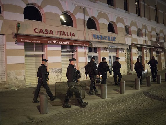 Quelque 12'000 policiers et gendarmes, auxquels s'ajoutent les équipes de police municipale, sont déployés pour faire respecter le couvre-feu, comme ici à Marseille. © KEYSTONE/AP/Daniel Cole