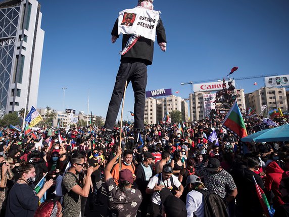 Les manifestants étaient rassemblés sur la Plaza Italia, dans la capitale chilienne. © KEYSTONE/EPA/Alberto Valdes