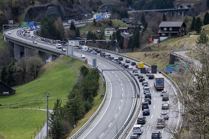 Les automobilistes qui se rendent au Sud des Alpes doivent faire preuve de patience pour traverser le Gothard (archives). © Keystone/URS FLUEELER