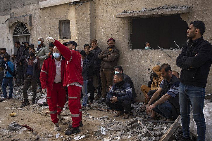 Des personnes à la recherche de corps dans une maison bombardée par Israël à Rafah. © KEYSTONE/AP/Fatima Shbair