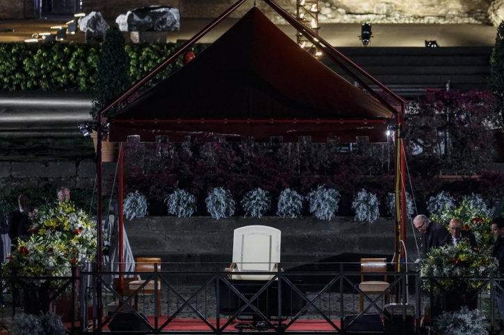 Les organisateurs ont retiré le fauteuil du pape disposé sur une colline en face du Colisée au moment de l'annonce. © KEYSTONE/EPA/FABIO FRUSTACI