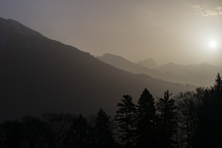 Une poussière jaunâtre était visible dans le ciel en mains endroits samedi, comme ici près de St-Gall. © KEYSTONE/GIAN EHRENZELLER