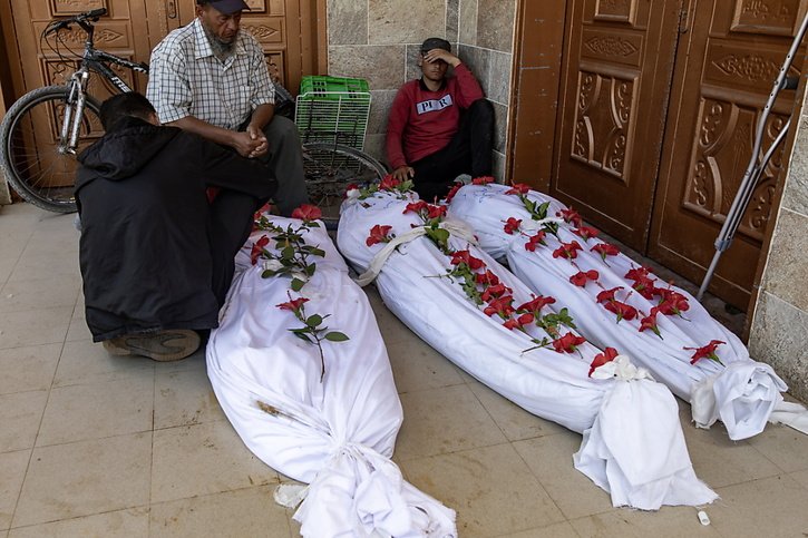 La Défense civile de Gaza a indiqué avoir exhumé depuis samedi 340 corps de personnes tuées et enterrées par les forces israéliennes dans des fosses communes à l'intérieur de l'hôpital Nasser. © KEYSTONE/EPA/HAITHAM IMAD