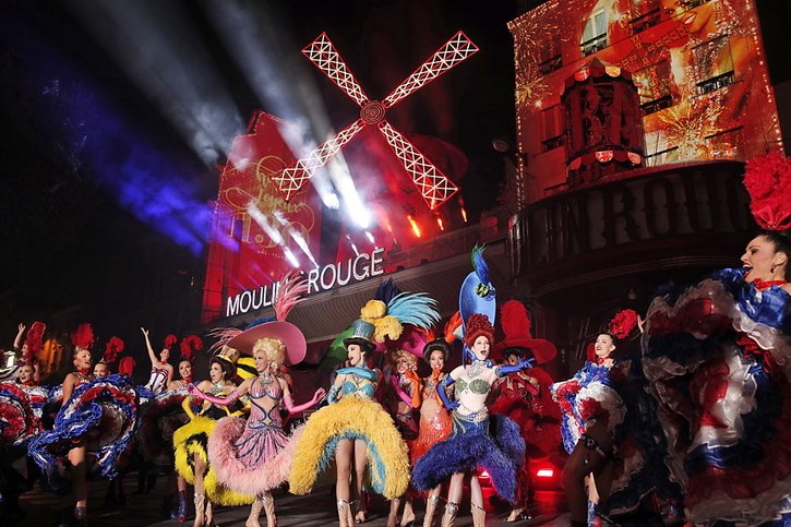 Les ailes du Moulin Rouge sont tombées accidentellement durant la nuit (archives). © KEYSTONE/EPA/YOAN VALAT