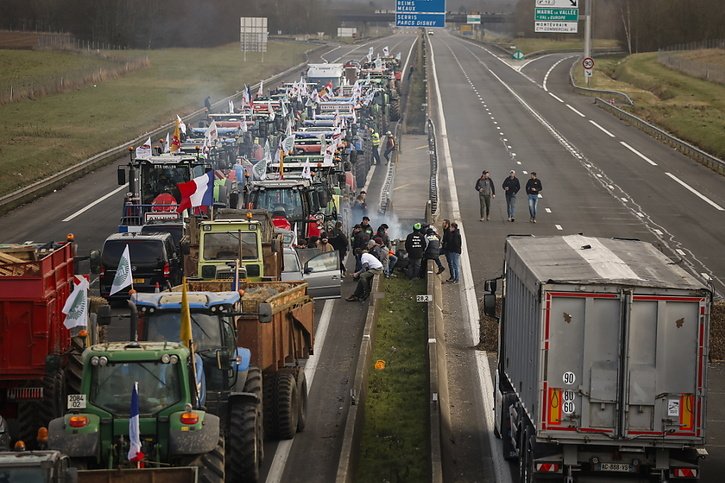 Les agriculteurs français avaient protesté notamment en bloquant des autoroutes, comme ici à Jossigny près de Paris (archives). © KEYSTONE/EPA/YOAN VALAT