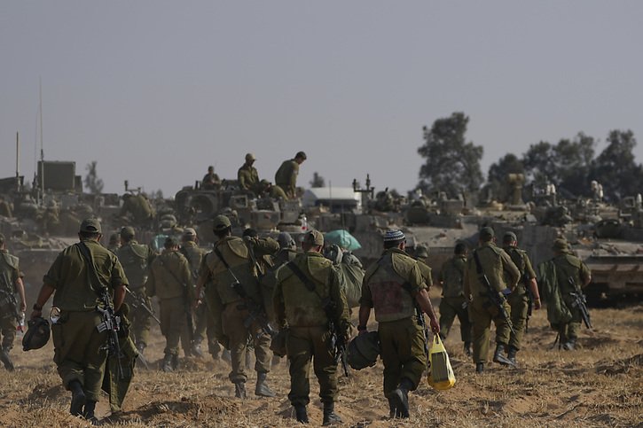 Des soldats israéliens sur un terrain de rassemblement près de la frontière avec la bande de Gaza, dans le sud d'Israël. Trêve ou pas, leur premier ministre veut attaquer Rafah. © KEYSTONE/AP/Tsafrir Abayov