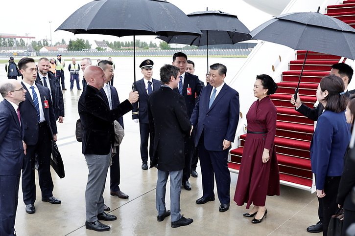 Le président Xi Jinping et son épouse ont été accueillis sur le tarmac d'Orly par le premier ministre Gabriel Attal. © KEYSTONE/EPA/STEPHANE DE SAKUTIN / POOL