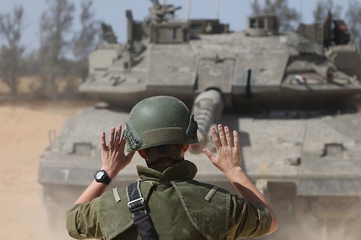 Des véhicules blindés israéliens se rassemblaient dimanche le long de la barrière frontalière avec le sud de la bande de Gaza. © KEYSTONE/EPA/ABIR SULTAN