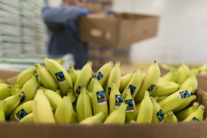Les bananes arrivent en tête des ventes Max Havelaar, derrière les confiseries (archives) © KEYSTONE/GAETAN BALLY