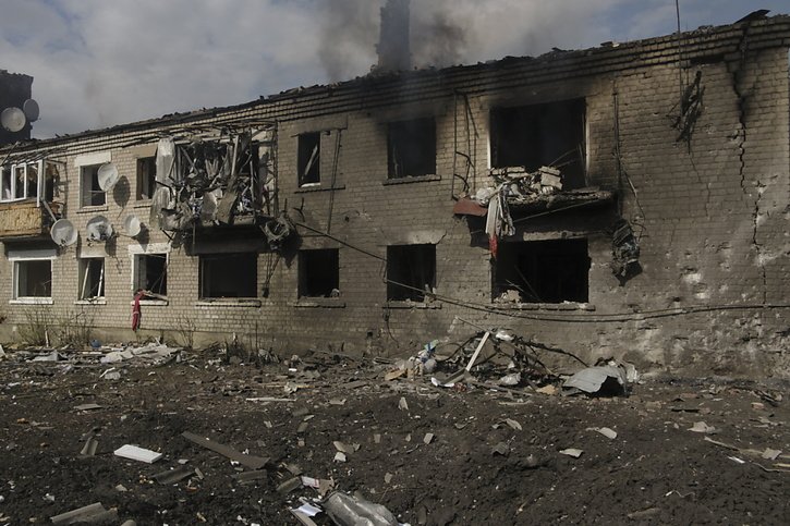 Un immeuble résidentiel à Vovtchansk, ville que les forces russes sont en train de détruire (Archives), © KEYSTONE/EPA/GEORGE IVANCHENKO
