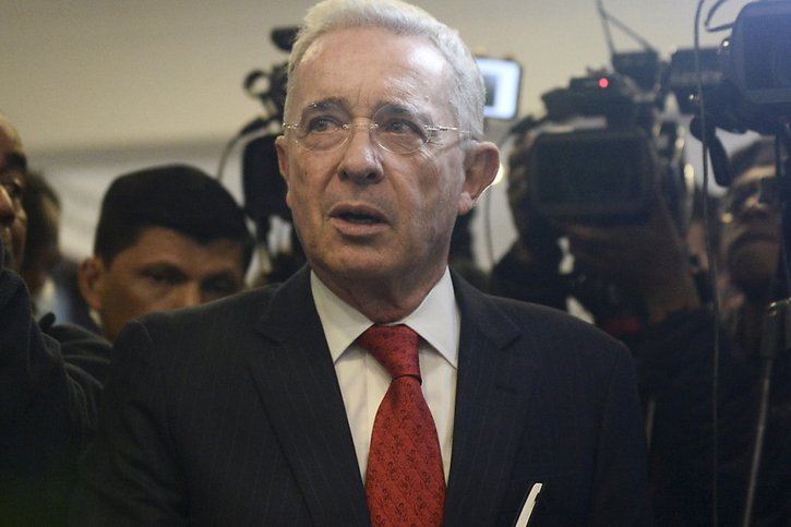 L'ancien président colombien Alvaro Uribe est accusé par le parquet. © KEYSTONE/AP/Lina Gasca