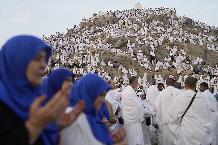 Des masses de musulmans se sont rassemblées sur la colline sacrée du mont Arafat, en Arabie saoudite, pour le culte et la réflexion, au deuxième jour du pèlerinage du Hajj. Le rituel du mont Arafat, connu sous le nom de "colline de la miséricorde", est considéré comme le point culminant du Hadj. © KEYSTONE/AP/Rafiq Maqbool