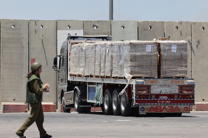 L'armée israélienne annonce des "pauses tactiques" afin d'accroître le volume d'aide humanitaire au point d'entrée de Kerem Shalom au sud de la bande de Gaza (archives) © KEYSTONE/EPA/ABIR SULTAN