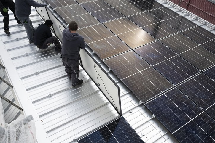 La loi ne prévoit aucune obligation pour les privés ni les PME, à part celle de poser des panneaux solaires sur les nouveaux bâtiments d’une surface supérieure à 300 mètres carrés. © Keystone
