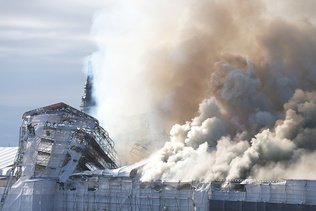 "C'est notre Notre-Dame": la vieille Bourse de Copenhague en feu