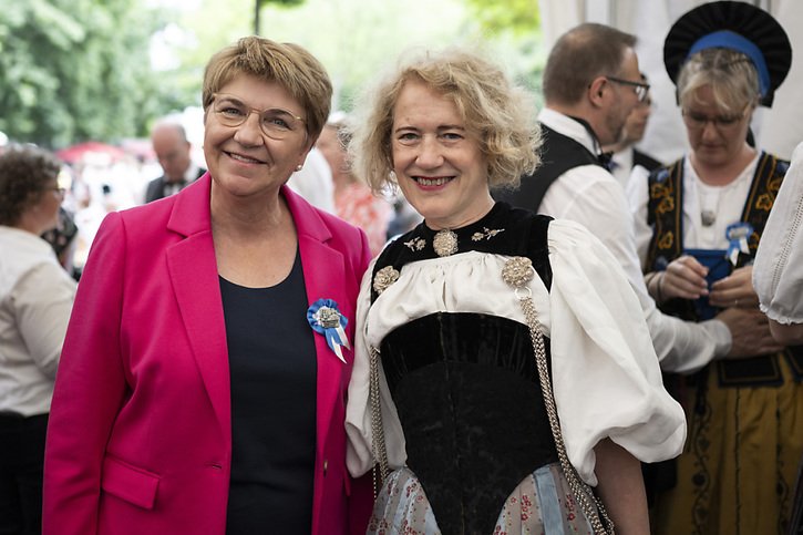 La présidente de la Confédération Viola Amherd (à gauche) et la présidente de la ville de Zurich Corine Mauch, vêtue pour l'occasion du costume traditionnel bernois de son arrière-arrière-arrière-grand-mère. © Keystone/ENNIO LEANZA