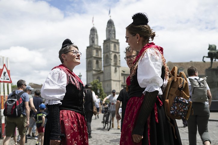 Pendant trois jours, les costumes traditionnels ont été à l'honneur à Zurich. Les porter correctement est une science en soi. © KEYSTONE/ENNIO LEANZA