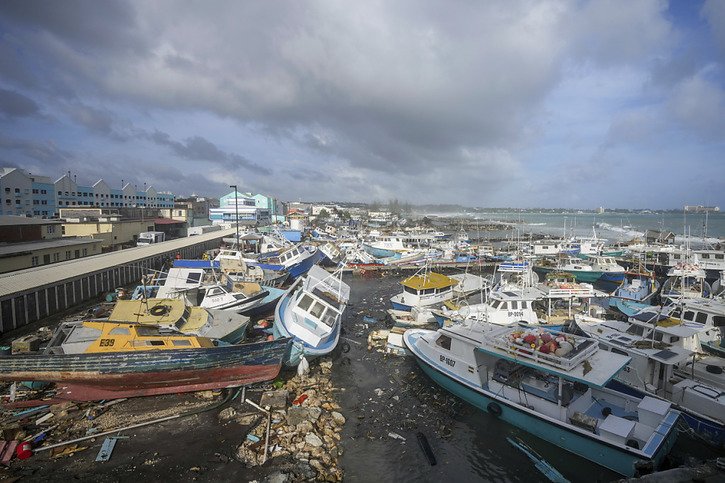Des bateaux de pêche endommagés après le passage de Béryl au sud des Antilles. © KEYSTONE/AP/Ricardo Mazalan
