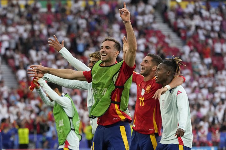 Des joueurs espagnols célèbrent après un match de quart de finale entre l'Allemagne et l'Espagne lors de l'Euro 2024. © KEYSTONE
