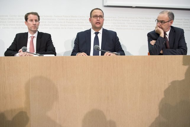 Thomas Aeschi, Norman Gobbi et Guy Parmelin (de gauche à droite) sont les trois candidats désignés de l'UDC pour reprendre le poste d'Evelyne Widmer-Schlumpf. © KEYSTONE/Peter Schneider