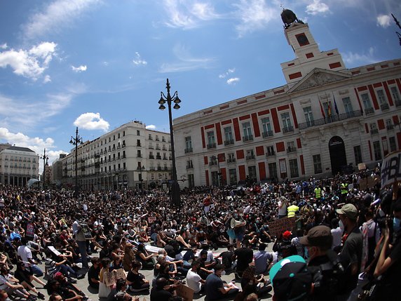 Les manifestants se sont assis sur la place de la Puerta del Sol à Madrid. © KEYSTONE/EPA/RODRIGO JIMENEZ