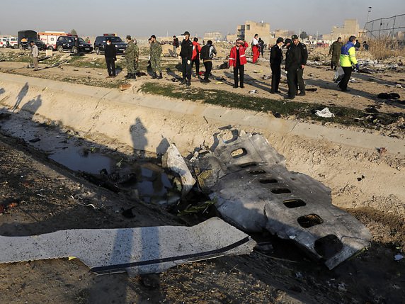 Il reste encore des questions-clés sans réponse concernant le crash du Boeing ukrainien en Iran, selon les enquêteurs canadiens (archives). © KEYSTONE/AP/EBRAHIM NOROOZI