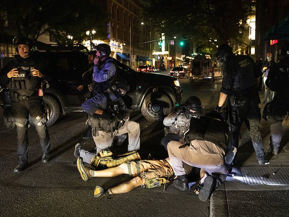 Un homme est traité après s'être fait tirer dessus samedi à Portland. © KEYSTONE/AP/Paula Bronstein