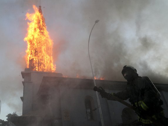 Deux églises ont été incendiées à Santiago en marge du premier anniversaire de la contestation sociale au Chili. © KEYSTONE/AP/Esteban Felix