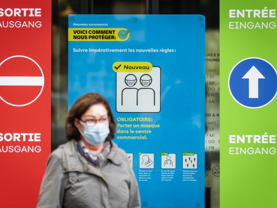 La Suisse compte lundi 8737 cas d'infections au coronavirus en 72 heures (photo symbolique). © KEYSTONE/JEAN-CHRISTOPHE BOTT