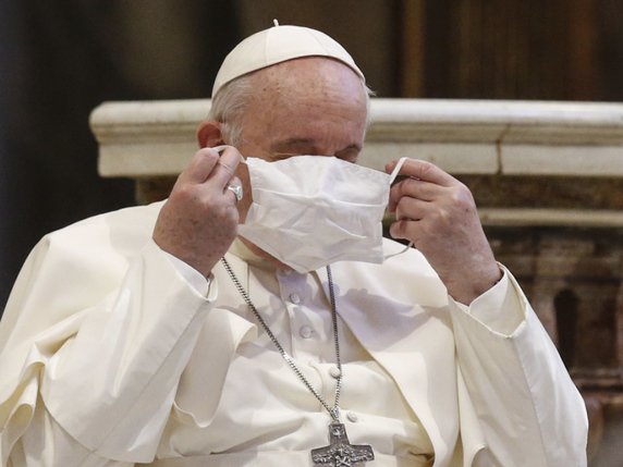 Depuis l'émergence de la pandémie de nouveau coronavirus en Italie au printemps dernier, le pape argentin Jorge Bergoglio, 83 ans, a dû renoncer aux bains de foule qu'il affectionne (archives). © KEYSTONE/EPA/FABIO FRUSTACI